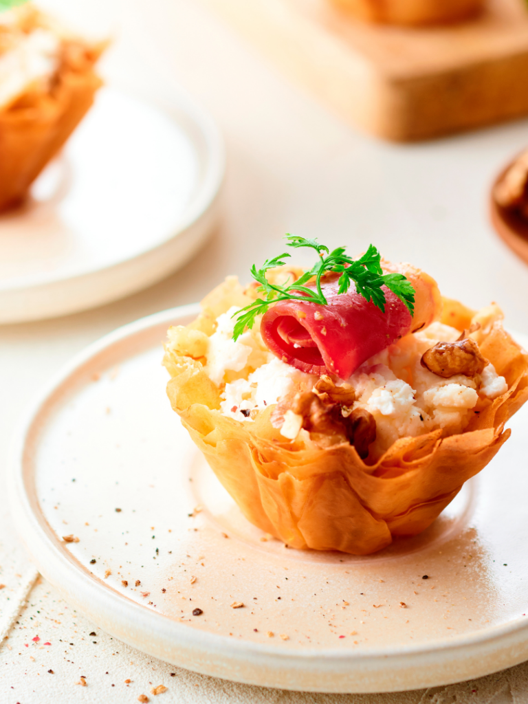 Corolles de pâte filo, chèvre frais magret de canard noix miel et cerfeuil